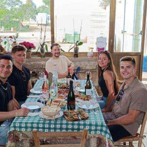 Tour dei vigneti, degustazione tecnica da vasca e barrique, assaggio finale con prodotti tipici locali