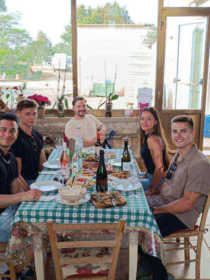 Tour dei vigneti, degustazione tecnica da vasca e barrique, assaggio finale con prodotti tipici locali