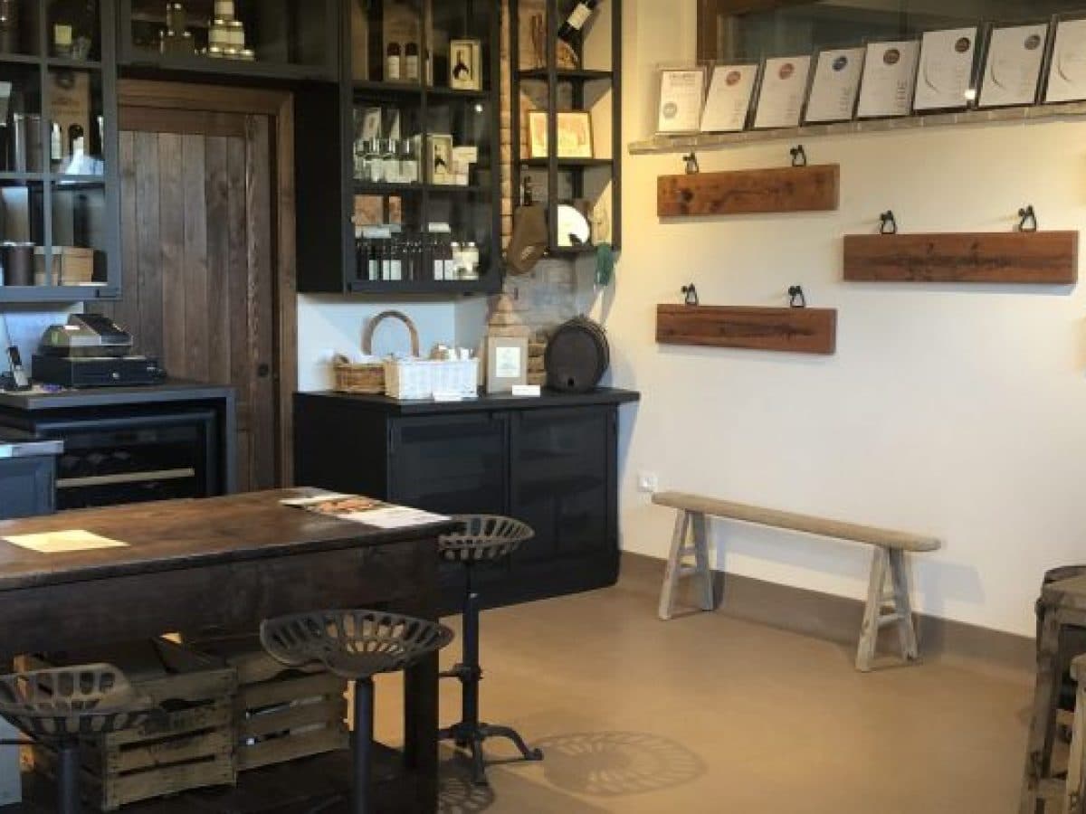 Tenuta Pomario. Degustazione semplice, assaggio di 6 vini e olio di nostra produzione. 2